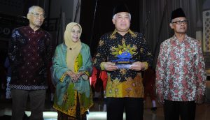 Ketua Umum Muhammadiyah dan Ketua Umum Aisyiyah di Launching Logo Muktamar Muhammadiyah 47 di Sportorium UMY