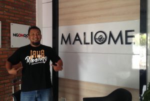 Lik Saifin dengan Kaos @JawaMbeling nya di Kantor MALIOME