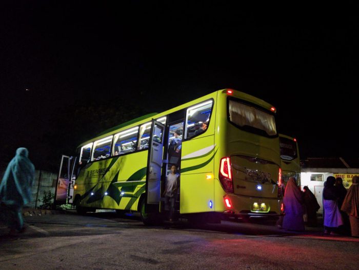Ke Jakarta Naik Bus Tami Jaya Full AC