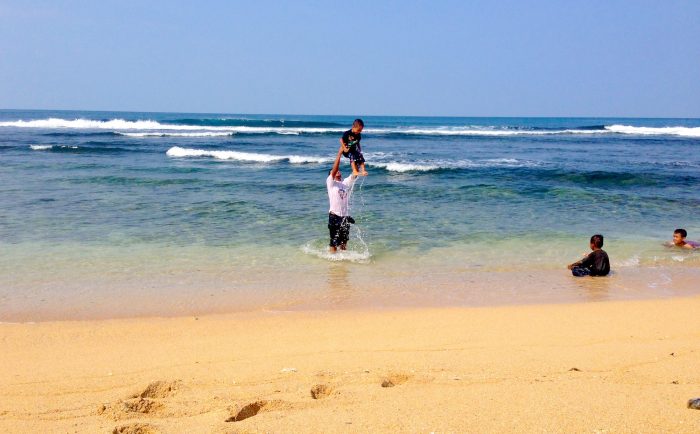 Jauhari dan Yashfa Jauhar di Pantai Sundak