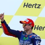 Koleksi Foto2 Selebrasi Sirkuti Silverstone Inggris MotoGP 2014 7 Jempol Jorge Lorenzo Selebrasi Podium Silverstone MotoGP 2014
