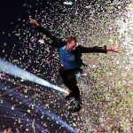 Chris Martin aksi panggung