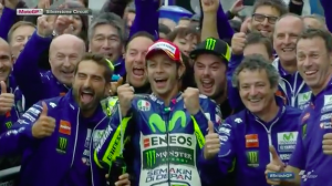 Valentino Rossi selebrasi Silverstone 2015 Senyum bersama Kru