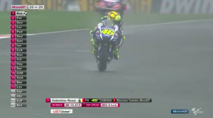 Valentino Rossi selebrasi Silverstone 2015 memeluk Mesin Yamaha nya