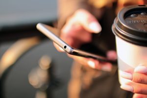 Minum Kopi sambil mainan Smartphone