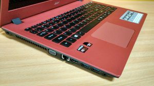 Port dan rapi dan Desain Keyboard yang pas membuat Aspire E5-552G (FX) sangat istimewa