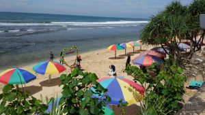 Bisnis sewa payung pantai di pok tunggal