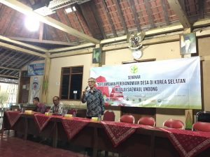 Prof. Dr. Yang Seung Yoon memberikan salam pembuka