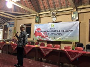 Prof. Dr. Yang Seung Yoon menyampaikan materi dengan Penuh Semangat